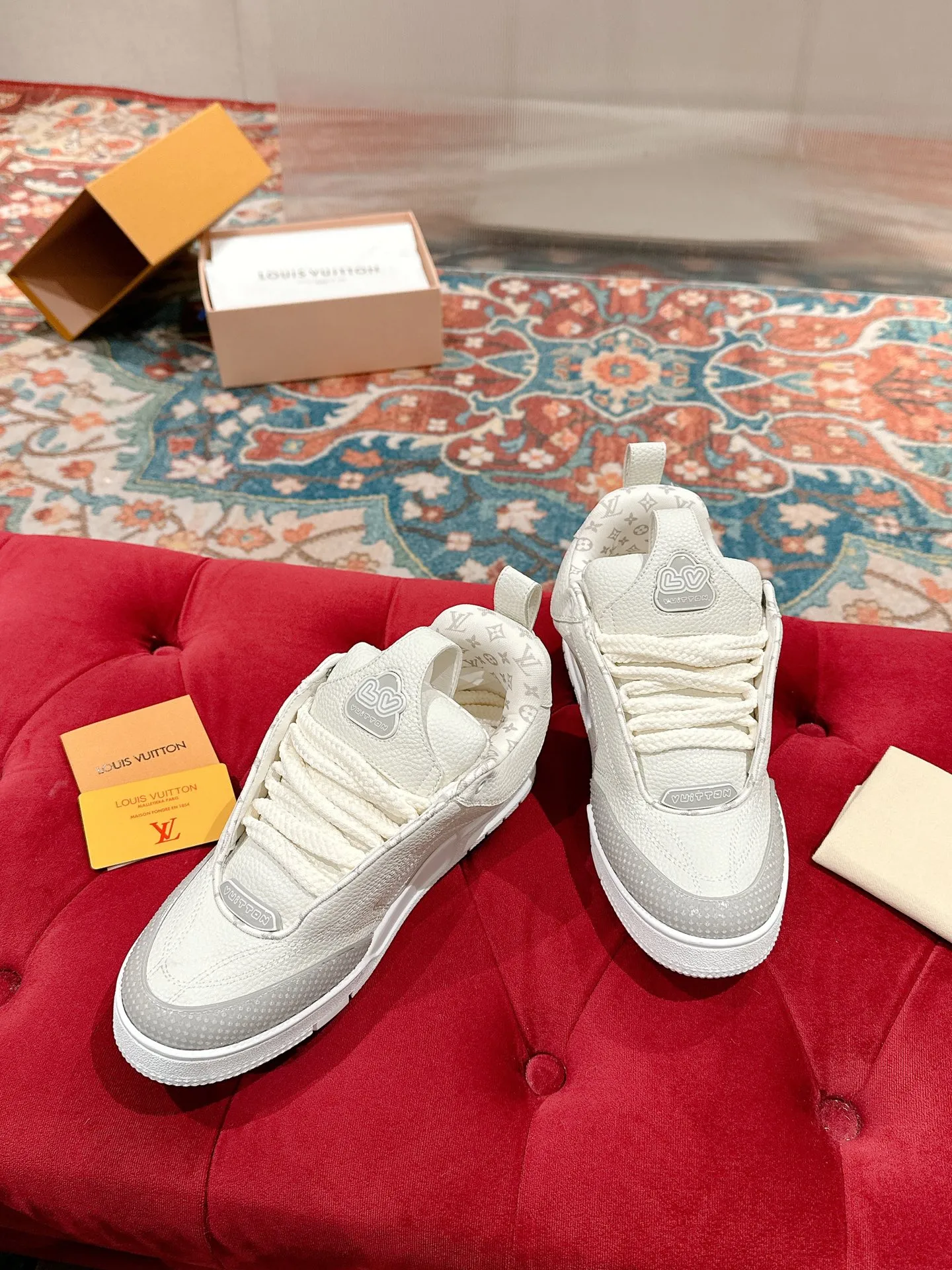 👟👟Ex-factory price 800👟👟 LV donkey brand L SKATE series latest color matching Tariner sneakers four-leaf clover skate shoes couple style retro basketball shoes original purchase development and production This LV Skate sneaker is decorated with colorful details on the grained cow leather shoe body, echoing the leather goods and ready-to-wear series of the season. A gradient Monogram flower blooms on the side of the sneaker. The padded tongue and Mini Monogram fabric-lined collar show the inspiration of skate shoes in the 1990s ▪️Material: original customized first-layer cowhide ▪️Inner lining: imported breathable mesh ▪️Sole: original open-molded non-slip TPU material ▪️Sole thickness: 3.5cm ▪️Size: Female 35-40 Male 39-44 (Female 41, Male 45.46 customized, non-returnable)